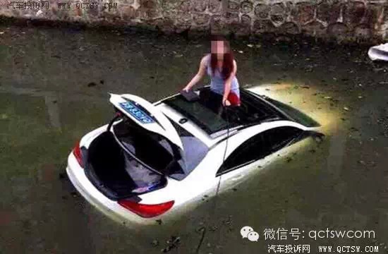 车掉水里如何自救?